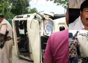 বান সমস্যাৰ বুজ ল’বলৈ গৈ দুৰ্ঘটনাগ্ৰস্ত মন্ত্ৰী অতুল বৰাৰ কনভয়ৰ বাহন; কোনো লোক নিহত হোৱা নাই যদিও, গুৰুতৰভাবে আহত ৪জন, দুৰ্ঘটনাটো ইমানেই ভয়ংকৰ আছিল বাহনখন ভাঙি চূৰমাৰ