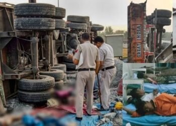 কৰুণ! দিনটো কাম কৰি ভাগৰত পথৰ দাঁতিতে শুই পৰা শ্ৰমিকক মহটিয়াই থৈ যায় দ্ৰুতবেগী ট্ৰাকে; ঘটনাস্থলীতে ৩জনৰ মৃত্যু, গুৰুতৰভাবে আহত ১১জন, দুৰ্ঘটনাটো ইমানেই ভয়ংকৰ আছিল যে টুকুৰা-টুকুৰ হৈ যায় তিনিওজন শ্ৰমিক