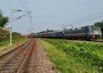 মোবাইলে হৈ পৰিল কাল! কাণত মোবাইল লৈ ৰে’লপথৰ মাজেৰে কথা পাতি গৈ আছিল যুৱক; ৰে’ল অহাৰ নাপালে উমান, কাটি দুটুকুৰা কৰি থৈ গ’ল যুৱকজনক