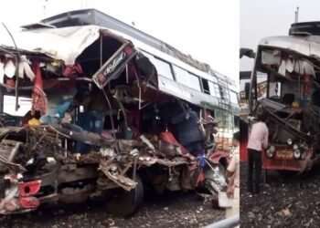 অসাৱধানতাই হৈ পৰিল কাল! ‘গুটখা’ খাই পিক পেলাবলৈ খিৰিকীৰে মুখ উলিয়াই দিছিল বাছ চালকে; সিমানতে ঘটিল অথন্তৰ, ট্ৰেইলাৰত প্ৰচণ্ড খুন্দা মাৰে বাছখনে, থিতাতে প্ৰাণ হেৰুৱালে ৪ যাত্ৰীয়ে, আহত ১০ গৰাকী