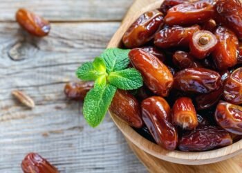 Health Tips: খেজুৰ (Dates) খাই হয়তো আপোনালোকে নিশ্চয় ভাল পায়; কিন্তু জানেনে খেজুৰ খোৱাৰ বহু আশ্চৰ্যকৰ লাভালাভ আছে, বিশেষকৈ পুৰুষসকলে দৈনিক খেজুৰ খালে বৃদ্ধি হ’ব এইবিধ বস্তু, পিছে জানো আহক লাভালাভবোৰ কি কি?