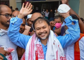 ‘বিপদত পৰিলে কেতিয়াবা মুখ্যমন্ত্ৰী হিমন্ত বিশ্ব শৰ্মাই ৰাইজৰ দলত সোমাবলৈ আহিব পাৰে; কিন্তু মৰি গ’লেও মই সেই সাম্প্ৰদায়িক দলটোত নাযাওঁ, বিজেপিৰ নাম মুখত লোৱাটোৱেই মোৰ কাৰণে পাপ’- অখিল গগৈ
