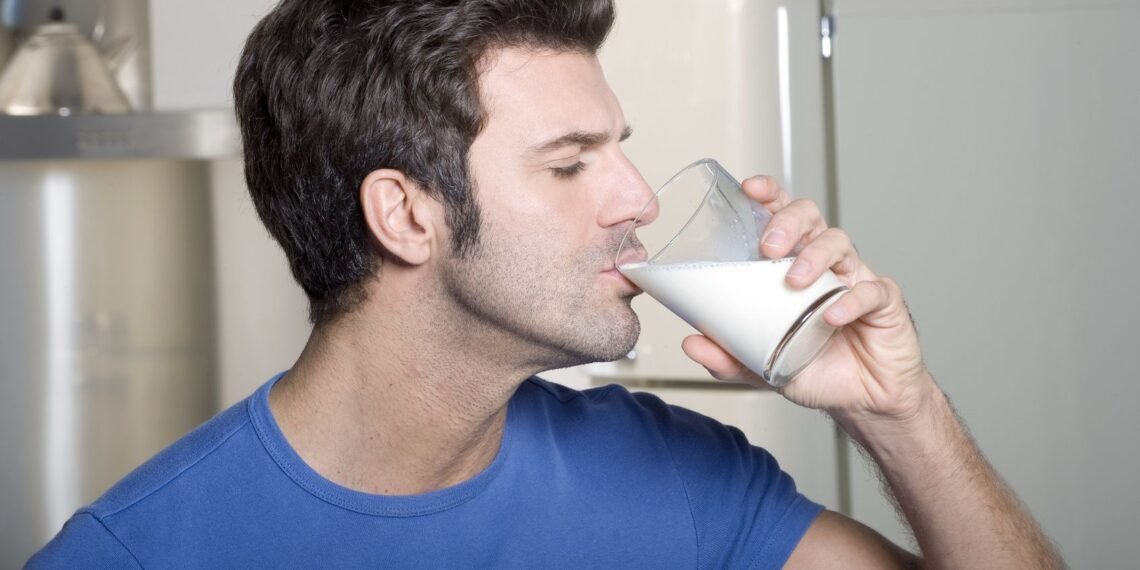 Health Tips: শুবলৈ যোৱাৰ আগতে (Before Sleeping) পুৰুষসকলে (Mens) গাখীৰত এইবিধ বস্তু মিহলাই খাওক; পাব এই আশ্চৰ্যকৰ লাভালাভ, লগতে বৃদ্ধি হ’ব…পিছে জানো আহক কি?
