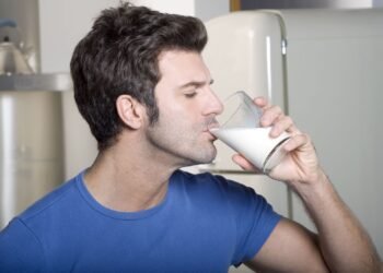 Health Tips: শুবলৈ যোৱাৰ আগতে (Before Sleeping) পুৰুষসকলে (Mens) গাখীৰত এইবিধ বস্তু মিহলাই খাওক; পাব এই আশ্চৰ্যকৰ লাভালাভ, লগতে বৃদ্ধি হ’ব…পিছে জানো আহক কি?