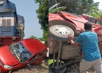 ভয়ংকৰ! ৰে’লৰ প্ৰচণ্ড খুন্দা অল্টো বাহনত; কথমপি প্ৰাণৰক্ষা অল্টোৰ যাত্ৰীৰ, সময় থাকোতে গাড়ীখন এৰি পলাই যোৱা বাবে ৰক্ষা পৰে প্ৰাণ, ভাঙি চূৰমাৰ হৈ যায় গাড়ীখন