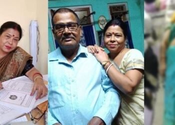 কৰুণ! স্বামীৰ সন্মুখতে প্ৰাণ হেৰুৱালে শিক্ষয়িত্ৰী পত্নীয়ে; স্কুটীৰে বজাৰ কৰিবলৈ গৈ আছিল দুয়ো, ট্ৰাকে পিছফালৰ পৰা খুন্দা মাৰে স্কুটীক, ঘটনাস্থলীতে পত্নীৰ মৃত্যু, স্বামীয়ে হাস্পতালত গণি আছে মৃত্যুৰ ক্ষণ