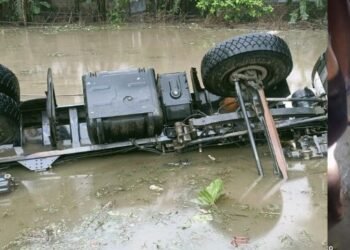 ভয়ংকৰ! নিয়ন্ত্ৰণ হেৰুৱাই শিলভৰ্তি ডাম্পাৰ বাগৰি পৰে পুখুৰীত; ২জন চালকসহ হেণ্ডিমেনৰ কথমপি প্ৰাণৰক্ষা যদিও গুৰুতৰভাবে হয় আহত, সুৰাৰ নিচাত আছিল তিনিওজন