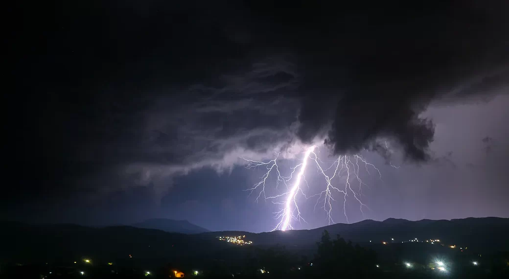 মৰ্মান্তিক! বজ্ৰপাতত (Lightning) কৰুণ মৃত্যুক সাৱটিলে দুই ১৩ বছৰীয়া কিশোৰীসহ এগৰাকী ৭ মহীয়া গৰ্ভৱতী মহিলাই; ঘৰৰ ভিতৰতে বজ্ৰ পৰি হেৰুৱালে প্ৰাণ, বৰষুণৰ বাবে একেটা ঘৰতে আছিল তিনিওগৰাকী