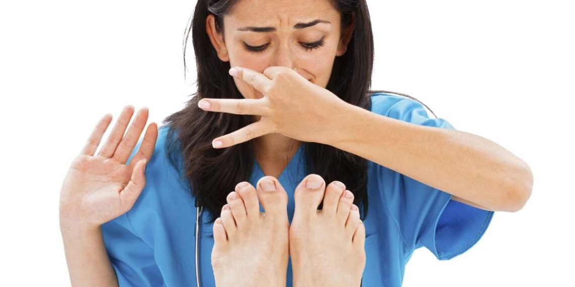 Health Tips: আপোনাৰ ভৰিৰ পৰা গোন্ধ (Smelly Feet) ওলায় নেকি? যদি ওলায় তেন্তে গ্ৰহণ কৰক এই ঘৰুৱা টিপছ্ কেইটা; কেতিয়াও জোতা খুলিবলৈ লাজ নকৰিব, আহক জানি লওক কি কি?