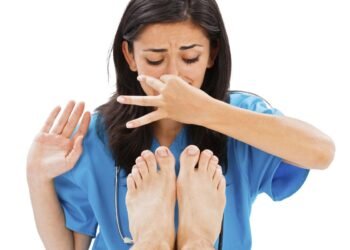 Health Tips: আপোনাৰ ভৰিৰ পৰা গোন্ধ (Smelly Feet) ওলায় নেকি? যদি ওলায় তেন্তে গ্ৰহণ কৰক এই ঘৰুৱা টিপছ্ কেইটা; কেতিয়াও জোতা খুলিবলৈ লাজ নকৰিব, আহক জানি লওক কি কি?