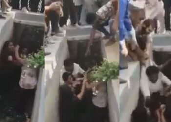 সম্পত্তিক লৈ কাজিয়া হোৱা এক সাধাৰণ কথা; কিন্তু সম্পত্তিক লৈ দুগৰাকী মহিলাৰ মাজত হোৱা এনে প্ৰচণ্ড মাৰপিটৰ ভিডিঅ’ চালে আপুনিও মনতে এইষাৰ কথাকে ভাবিব- ‘Baap Bada Na Bhaiya Sabse Bada Rupaiya’, Watch Viral Video