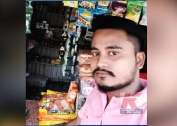হৃদয় বিদাৰক! বানত বুৰি থকা ইনভাৰ্টাৰ অফ কৰিব খোজোতেই বিদ্যুৎস্পৃষ্ট (Electrocute) হৈ কৰুণ মৃত্যুক সাৱটিলে এজন যুৱকে; পুত্ৰৰ মৃত্যুত হিয়া ঢাকুৰি কান্দোন বিধৱা মাতৃৰ, চিৰদিনলৈ অকলশৰীয়া কৰি থৈ গ’ল মাতৃক