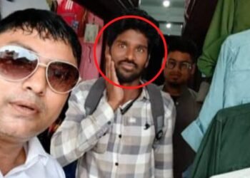 এটা চোৰ, এটা মোবাইল আৰু এখন ছেলফী; ব্যৱসায়ীৰ সৈতে এখন ছেলফী উঠিয়েই বিপদত পৰিল এটা চোৰ, সম্পূৰ্ণ ঘটনাটো এনেধৰণৰ…ফটোখন ভাইৰেল কৰাৰ অনুৰোধ ৰাইজলৈ