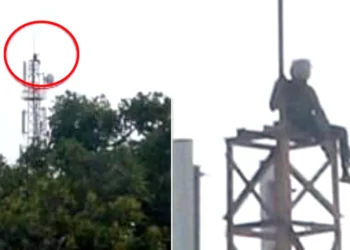 পত্নী প্ৰেম! মাকৰ ঘৰৰ পৰা উভতি অহা নাছিল পত্নী; সেই দুখতে ১০০ ফুট উচ্চতাৰ মোবাইল টাৱাৰত (Mobile Tower) উঠিল সুৰামত্ত স্বামী, তাৰ পিছত…Viral Video