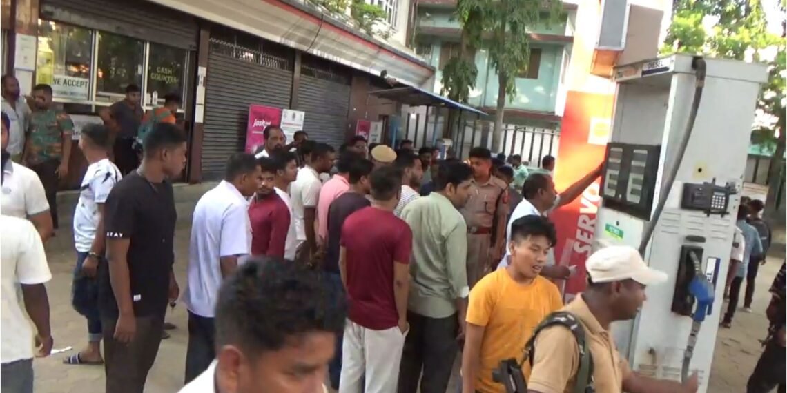 ভিৰ, খং, পেট্ৰ’ল আৰু বাইক! এটা পেট্ৰ’ল পাম্পত (Petrol Pump) হাতে হাতে বটল লৈ বহু মানুহৰ ভিৰ; কিন্তু পেট্ৰ’ল ভৰাবলৈ নহয়…চাওক Video