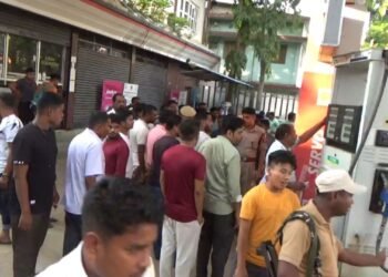 ভিৰ, খং, পেট্ৰ’ল আৰু বাইক! এটা পেট্ৰ’ল পাম্পত (Petrol Pump) হাতে হাতে বটল লৈ বহু মানুহৰ ভিৰ; কিন্তু পেট্ৰ’ল ভৰাবলৈ নহয়…চাওক Video