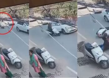 আচলতে ভুল কাৰ? হেলমেট নিপিন্ধাকৈ স্কুটীৰে গৈ আছিল যুৱক; গাড়ীত বহি থকা লোকজনে আগ-পিছ নোচোৱাকৈ খুলিলে গাড়ীৰ দুৱাৰ…তাৰ পিছত Watch Viral Video