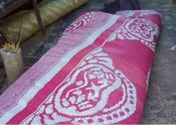 খং নামেই চণ্ডাল! এটা সাধাৰণ কথাৰ বাবে হৈছিল তৰ্ক-বিতৰ্ক; পৰিণতিত বায়েকৰ সন্মুখতে খুলশালীয়েকে ভিনিয়েকক ইটাৰে কোবাই কোবাই কৰিলে হত্যা (Murder), এই নোহোৱা-নোপজা ঘটনা অসমৰে