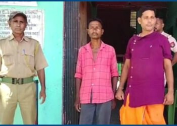 পিতৃৰ নামত কলংক! পত্নীয়ে ‘মৃত’ সন্তান জন্ম দিয়া বুলি সকলোকে মিছা কথা কৈছিল; তাৰ পিছত পত্নীৰ অজ্ঞাতে স্বামীয়ে সেই সদ্যোজাত কন্যা সন্তানটিক ৬ হাজাৰ টকাত বিক্ৰী কৰিছিল এজন পুৰোহিতৰ ওচৰত, এতিয়া পিতৃ আৰু পুৰোহিতৰ ঠিকনা জেল…