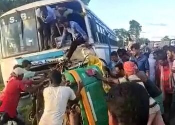 কৰুণ! অটোৰিক্সা আৰু বাছৰ ভয়ংকৰ খুন্দা (Collision); পথাৰৰ পৰা ঘৰলৈ উভতি গৈ আছিল, কিন্তু ঘৰ গৈ নাপালে, ৮ গৰাকী মহিলা শ্ৰমিকে হেৰুৱালে প্ৰাণ, দুৰ্ঘটনাটো ইমানেই ভয়ংকৰ আছিল যে দুয়োখন বাহনে ভাঙি চূৰমাৰ হৈ যায়