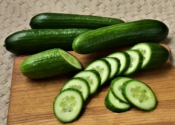 Health Tips: তিয়ঁহ (Cucumber) আমাৰ সকলোৰে পৰিচিত এবিধ ফল; ৰান্ধিয়েই হওক বা কেঁচাই হওক, গণি শেষ কৰিব নোৱাৰা গুণ আছে ইয়াৰ, পিছে জানি লও আহক ইয়াৰ গুণাগুণবোৰ কি কি?