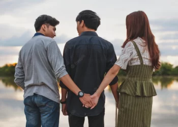 Ek Phool Do Mali! ত্ৰিকোণীয় প্ৰেমৰ (Love Triangle) ভয়ংকৰ পৰিণতি; ২ যুৱকৰ সৈতে প্ৰেম; তাৰ পিছত তাৰে এজন প্ৰেমিকে প্ৰেমিকাক কৰিলে হত্যা, এতিয়া হত্যাকাৰী প্ৰেমিকক বিচাৰি হাহাকাৰ