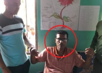 ঘোচ লোৱাৰ অঘোষিত প্ৰতিযোগিতা! ঘোচ (Bribe) লৈ হাতে-লোটে ধৰা পৰিল এজন প্ৰধান শিক্ষক; এজন শিক্ষকৰ পৰা ১২ হাজাৰ টকা ল’ব লওঁতেই দুৰ্নীতি নিবাৰকে পেলালে ধৰা