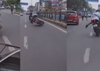 ‘Road Par Nahi Chalegi Tumhari Marzi’-ষ্টাণ্ট কৰি-কৰি কথমপি প্ৰাণ ৰক্ষা যুৱকৰ; দিল্লী আৰক্ষীয়ে ভিডিঅ’ শ্বেয়াৰ কৰি লিখিলে এই কথা, Watch Accident Viral Video