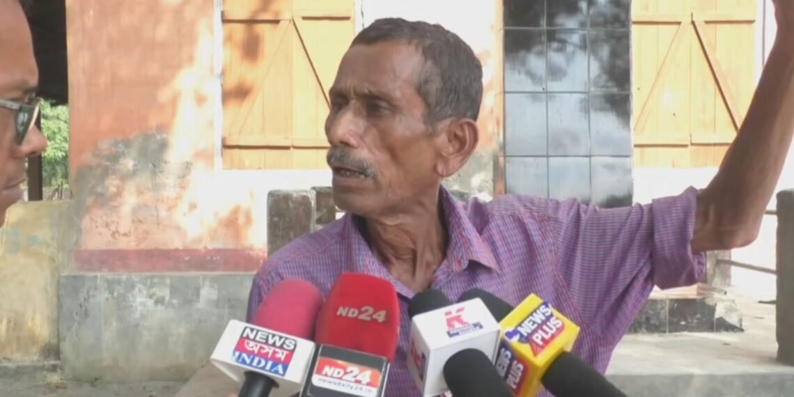 ‘মোৰ ছোৱালী তিনিটা, মোক চাকৰিটো পুনৰ ঘূৰাই দিয়ক; নহ’লে মই স্কুলৰ ভিতৰতে ডিঙিত চিপ লৈ আত্মহত্যা কৰিম’- এজন চতুৰ্থ বৰ্গৰ কৰ্মচাৰীৰ দুখ, কিন্তু শুনিব কোনে?