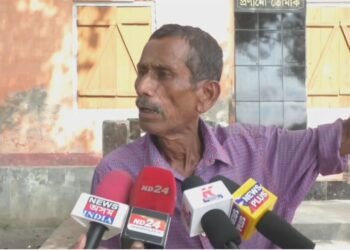 ‘মোৰ ছোৱালী তিনিটা, মোক চাকৰিটো পুনৰ ঘূৰাই দিয়ক; নহ’লে মই স্কুলৰ ভিতৰতে ডিঙিত চিপ লৈ আত্মহত্যা কৰিম’- এজন চতুৰ্থ বৰ্গৰ কৰ্মচাৰীৰ দুখ, কিন্তু শুনিব কোনে?