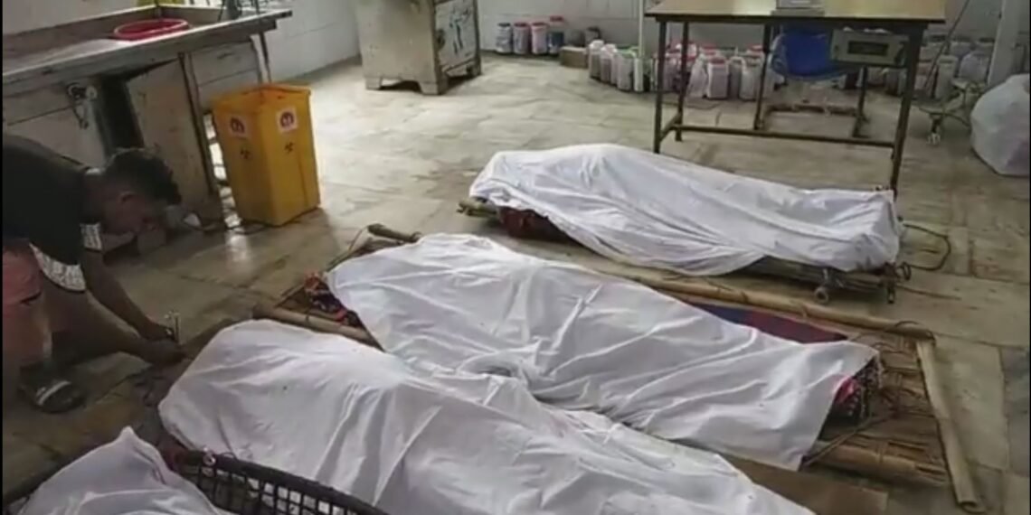 হায় ৰে শক্তি বিভাগ! ছিঙি পৰা বিদ্যুৎ পৰিবাহী তাঁৰত লাগি প্ৰথমে বিদ্যুৎস্পৃষ্ট হয় সন্তান; তাৰ পিছত কণমানিটিক বচাবলৈ গৈ বিদ্যুৎস্পৃষ্ট হয় পিতৃ-মাতৃৰ লগতে ওচৰৰে এজন যুৱক, ৪জনে হেৰুৱালে প্ৰাণ