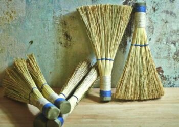 জানি থওক! ভুলক্ৰমে ঝাড়ু (Broom)ত যদি ভৰি লাগি যায় তেন্তে লগে লগে কৰক এই কাম; অন্যথা দৰিদ্ৰতা ঘৰলৈ আহিবলৈ সময় নালাগিব! জানো আহক কি?