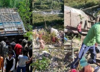 কৰুণ! নিয়ন্ত্ৰণ হেৰুৱাই দ’ খাৱৈত বাগৰি পৰে মিনি বাছ; দুৰ্ঘটনাটোত ১২ জন লোকে হেৰুৱাই প্ৰাণ, দুৰ্ঘটনাটো ইমানেই ভয়ংকৰ আছিল যে চূৰ্ণ-বিচূৰ্ণ হৈ যায় বাছখন