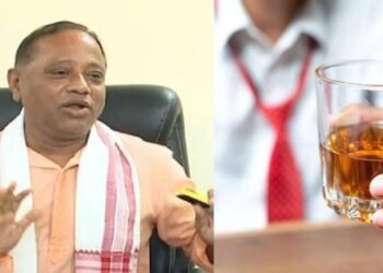 ‘পূজাৰ বতৰত যিমান সম্ভৱ সুৰাপান কৰিব নালাগে; যদি খায়ো কমকে খাওক যাতে মানুহে গম নাপায়, অলপ খাই ঘৰত গৈ শুই থাকিলেই হ’ল’- সুৰাপায়ীসকলক পৰামৰ্শ মন্ত্ৰী পৰিমল শুক্লবৈদ্যৰ