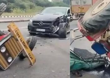 Mercedesৰ গাড়ীৰ Power! মাৰ্চিডিজ আৰু ট্ৰেক্টৰৰ ভয়ংকৰ খুন্দা; দুৰ্ঘটনাটোত দুটুকুৰা হৈ যায় ট্ৰেক্টৰখন, এনে দুৰ্ঘটনা হয়তো আপুনি কেতিয়াও দেখা নাই, Watch Viral Video
