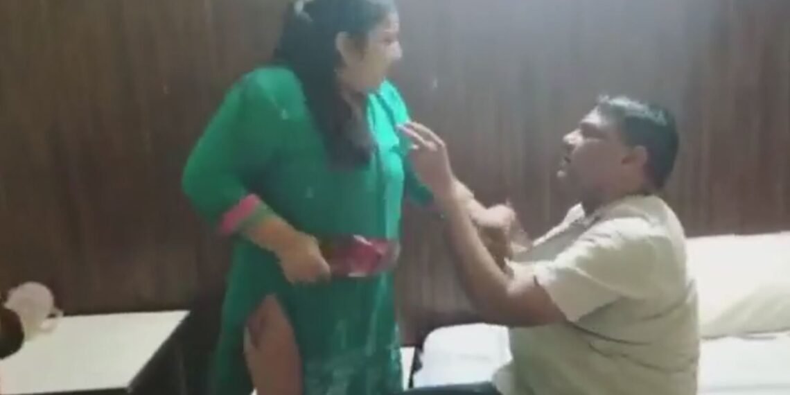 প্ৰেম, যৌন সম্পৰ্ক আৰু এখন হাই ভল্টেজ ড্ৰামা! হোটেলৰ কোঠাত অন্য মহিলাৰ সৈতে ধৰা পৰিল স্বামী; তাৰ পিছত পত্নীৰ এই ৰণচণ্ডী ৰূপ, Watch Viral Video