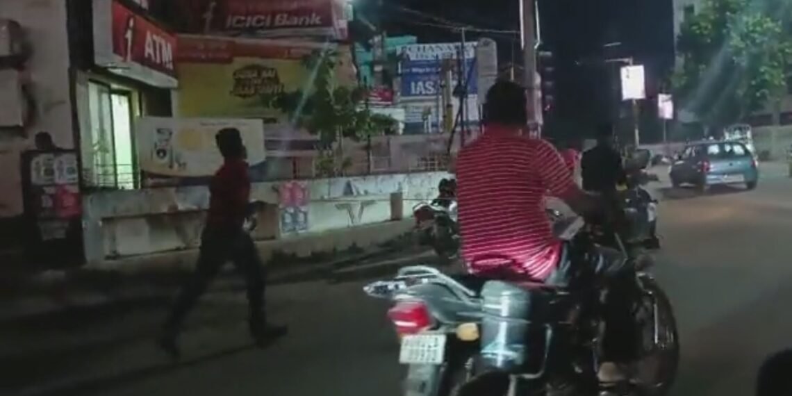 অমানৱীয় কাণ্ড! ধাৰে লোৱা টকা সময়ত ঘূৰাই নিদিয়াৰ বাবে ২ কাবুলিৱালাই এজন যুৱকৰ সৈতে কৰিলে এই নিষ্ঠুৰতা…আপুনি কি ক’ব? প্ৰথমে চাই লওক এই Viral Video