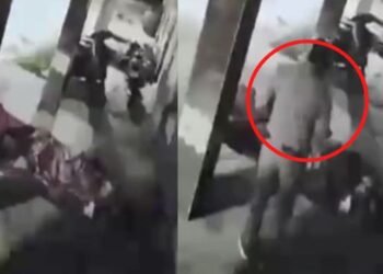 ৰক্ষকেই যেতিয়া হৈ পৰে ভক্ষক! শুই থকা যুৱকৰ পৰা মোবাইল চুৰি কৰিলে খাকী পোছাক পৰিধিত এজন আৰক্ষী বিষয়াই; ভিডিঅ’ ভাইৰেল হোৱাত নিলম্বন বিষয়াজনক, Watch Viral Video
