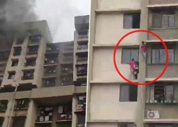 ভয়ংকৰ! বিল্ডিঙত লাগিল বিধ্বংসী অগ্নিকাণ্ড (Fire); প্ৰাণৰক্ষাৰ বাবে খিৰিকী ভাঙি বিল্ডিঙৰ পৰা জপিয়াই বহু লোকে, Watch Photo