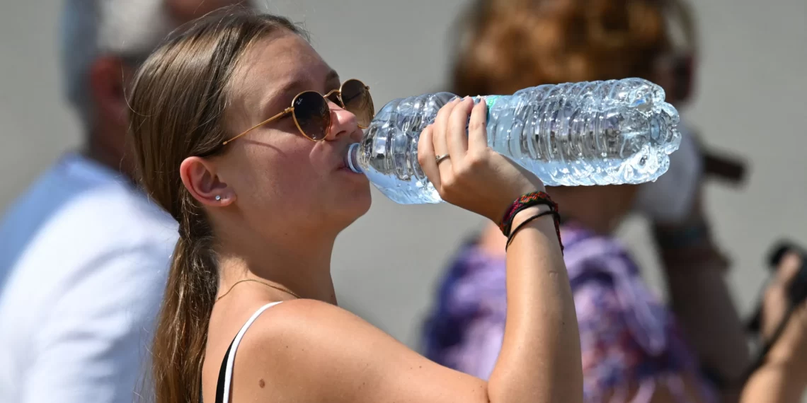 Health Tips: প্লাষ্টিকৰ বটলত (Plastic Bottles) পানী খায় নেকি? যদি খায় তেন্তে সাৱধান, কাৰণ আপোনাৰ হ’ব পাৰে এইসমূহ ৰোগ, আহক জানো কি কি?