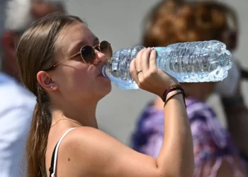 Health Tips: প্লাষ্টিকৰ বটলত (Plastic Bottles) পানী খায় নেকি? যদি খায় তেন্তে সাৱধান, কাৰণ আপোনাৰ হ’ব পাৰে এইসমূহ ৰোগ, আহক জানো কি কি?