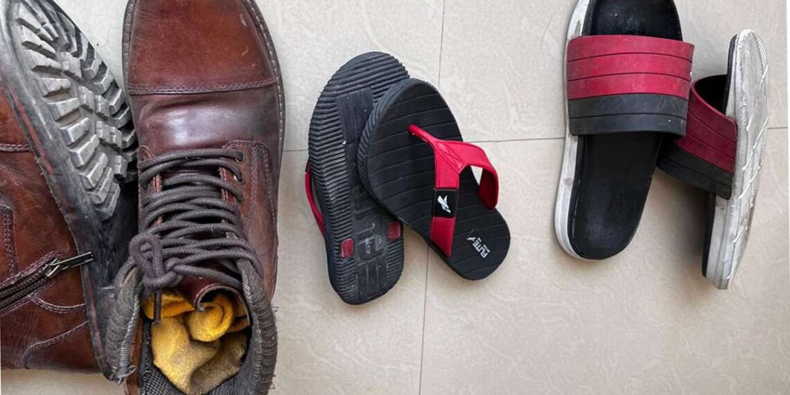 জানি থওক! জোতা-চেণ্ডেল (Shoes-Slippers) ওলোটাকৈ থ’ব নালাগে বুলি জ্যেষ্ঠজনে কোৱা হয়তো আপুনি শুনিছে; কিন্তু জানেনে কিয়? শুনি আপুনিও হ’ব আচৰিত, পিছে জানো আহক কিয়?