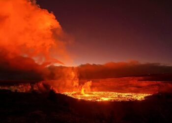 প্ৰায় দুমাহৰ নিস্তব্ধতাৰ অন্তত হাৱাইৰ আগ্নেয়গিৰি কিলাউইয়া বিস্ফোৰণ !