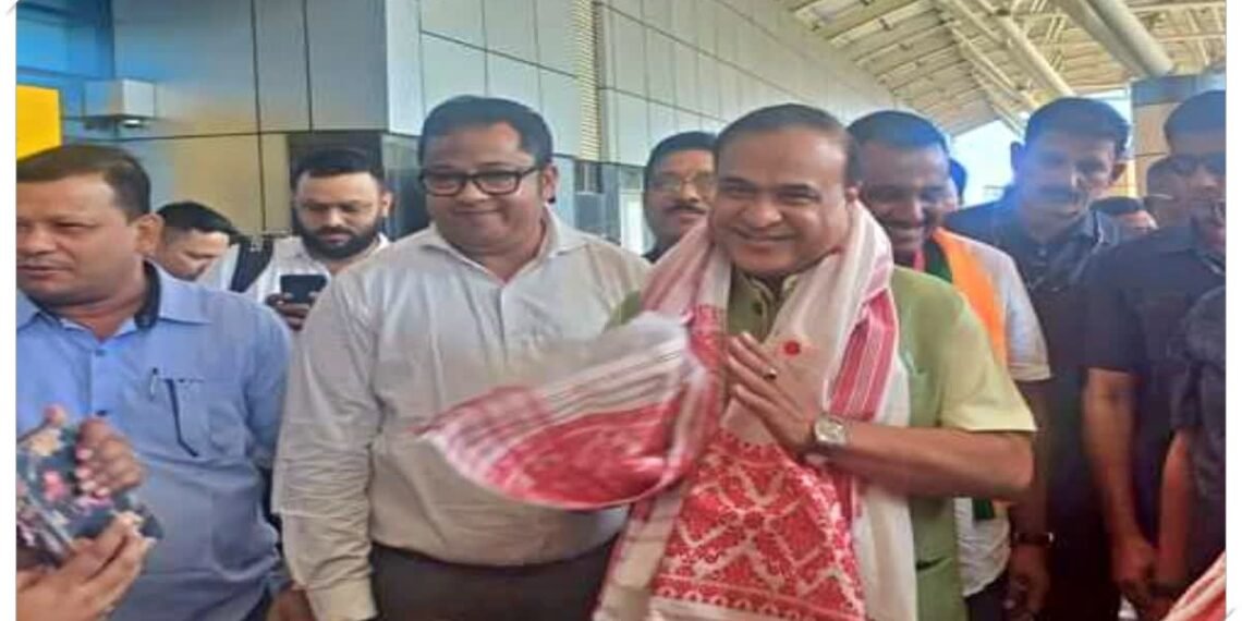 মুখ্যমন্ত্ৰীয়ে হাত দাঙিলে, মাইক্ৰ’ফাইনেন্সৰ ঋণ নল’বলৈ আহ্বান মহিলাসকলক