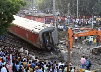ভয়ংকৰ দুৰ্ঘটনাত দিল্লী-কামাখ্যামুখী নৰ্থ-ইষ্ট এক্সপ্ৰেছৰ লাইনচ্যুত :