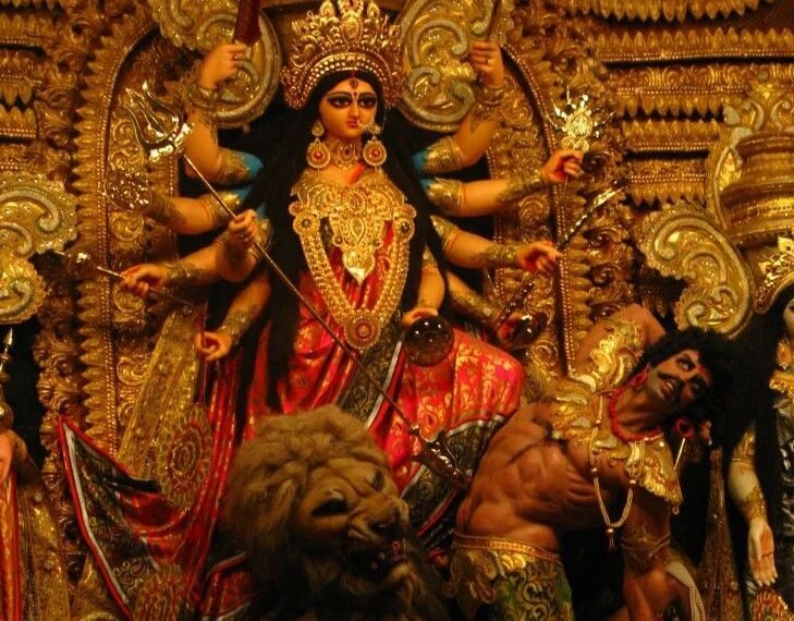 শাৰদীয় বতৰত দুৰ্গতিনাশিনী, মহিষমৰ্দিনী দেৱী দুৰ্গাক আদৰিবলৈ সাজু হৈছে ভক্তপ্ৰাণ ৰাইজ ৷
