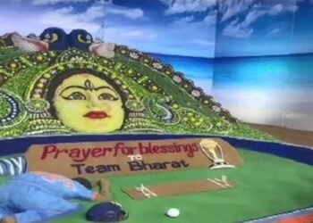 ওড়িশাৰ বালি শিল্পী পদ্মশ্ৰী সুদৰ্শন পাটনায়কে কৰ্ণাটকৰ বিজাপুৰত নেমুৰে নিৰ্মাণ  কৰে মা দুৰ্গাৰ ভাস্কৰ্য।