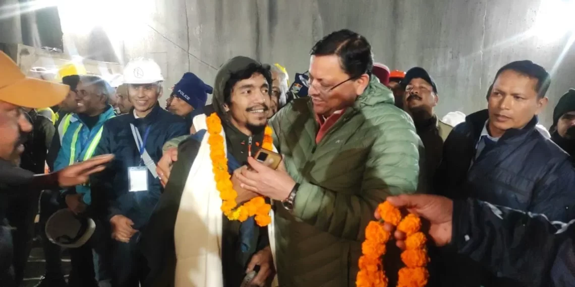 ১৭ দিনৰ অন্তত মঙ্গলবাৰে নিশা উদ্ধাৰ হ’ল উত্তৰকাশীৰ ছিলকিয়াৰা সুৰংগত আৱদ্ধ হৈ থকা ৪১ গৰাকীকৈ শ্ৰমিক।
